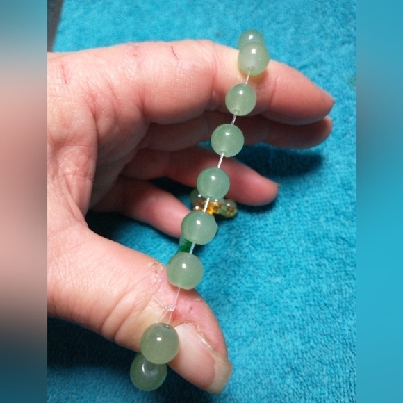 Goldtone peanut good luck green faux jade beaded stretch bracelet - Picture 3 of 3